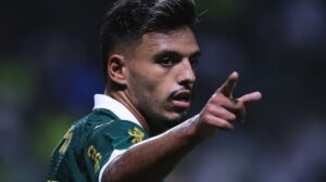 Gabriel Menino assistiu vídeos para substituir Lázaro no Palmeiras