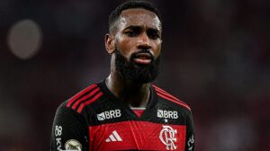 Gerson chama atenção no vestiário do Flamengo durante discurso