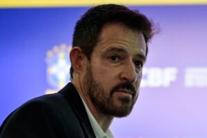Ramon Menezes é criticado por António Oliveira no Corinthians