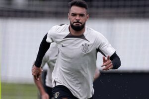 Raniele comenta sobre perfil 'ideal' de liderança no Corinthians após saídas