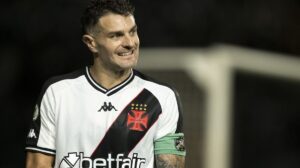 Vegetti exalta empate contra o Botafogo e diz que Vasco precisa de ajustes