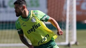 Bruno Tabata participa de treino e Abel Ferreira toma decisão no Palmeiras; meia continua fora dos planos