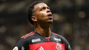 Carlinhos decide ficar no Flamengo de Tite para brigar por espaço