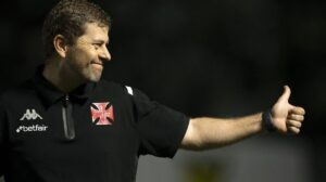 Com motivos de sobra, técnico interino do Vasco deve continuar no comando do clube