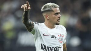 Corinthians anuncia renovação de contrato com Fagner