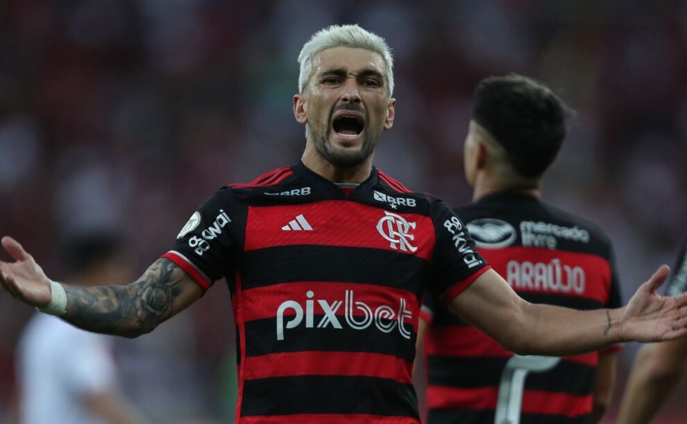 Flamengo bate Atlético-GO e rouba liderança do Brasileiro do Botafogo