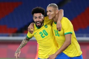 Flamengo define espaço de Claudinho na equipe