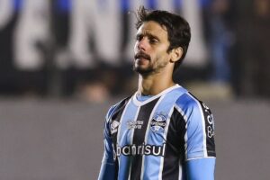 Ídolo do Flamengo, Rodrigo Caio vive instabilidade no Grêmio e tem futuro indefinido