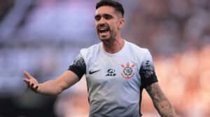 Igor Coronado retorna ao time titular do Corinthians para jogo diante do Vasco