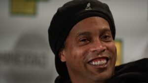 Novo patrocinador do Vasco é R10 Score, de Ronaldinho Gaúcho