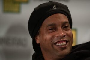 Novo patrocinador do Vasco é R10 Score, de Ronaldinho Gaúcho