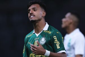 Reunião com Abel Ferreira define futuro do criticado Gabriel Menino no Palmeiras
