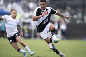 Torcedores de Vasco e Grêmio reclamam do gramado da Arena Condá