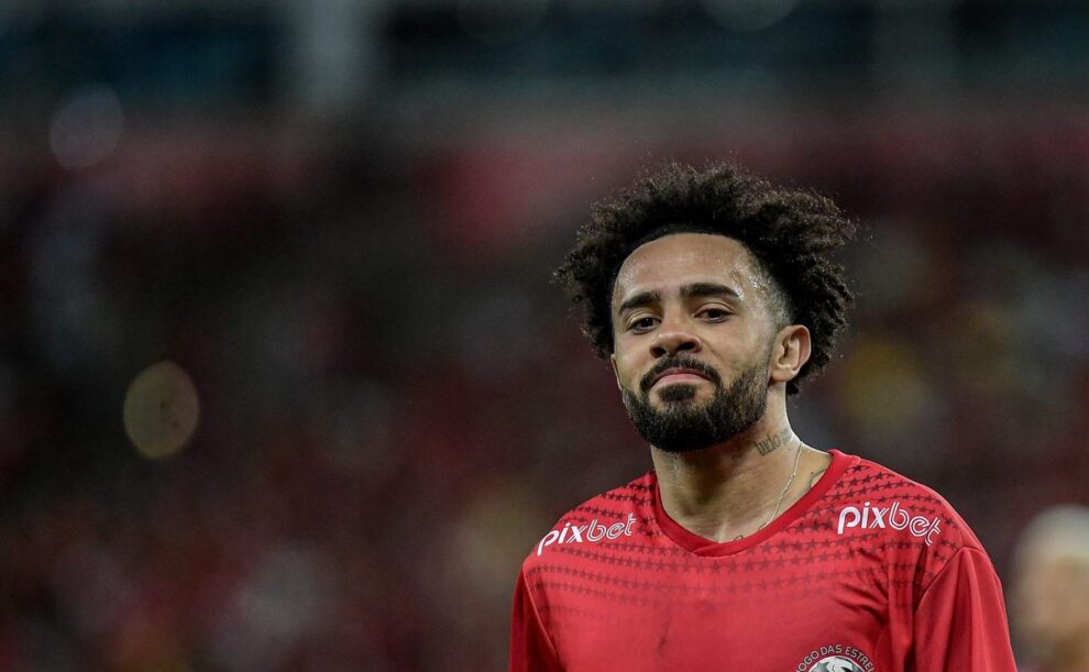 Torcida do Flamengo se irrita com diretoria em negociação com Claudinho
