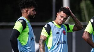 Vasco posta foto de Coutinho e Payet juntos, abraçados em treino; veja