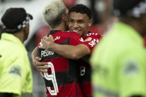 Victor Hugo e Carlinhos são surpresas e Tite vai com mudanças contra Atlético-MG