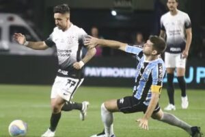 Corinthians empata, mas vence Grêmio nos pênaltis e avança na Copa do Brasil