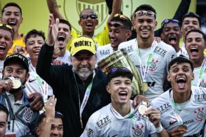 Dupla de volantes campeões da Copinha pelo Corinthians podem ser titulares contra o Grêmio