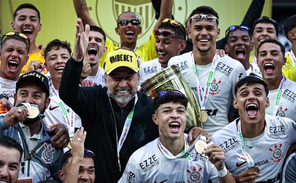 Dupla de volantes campeões da Copinha pelo Corinthians podem ser titulares contra o Grêmio