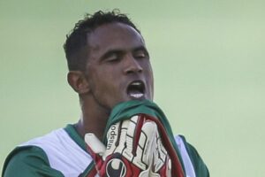 Goleiro Bruno ex-Flamengo é agredido em partida de futebol