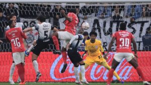 Hugo Souza brilha, pega três pênaltis e Corinthians está nas quartas de final da Sul-Americana