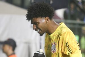 Hugo brilha em vitória do Corinthians e torcida pede: "Ídolo"