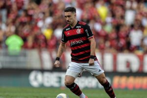 Léo Ortiz revela dificuldade em atuar como volante pelo Flamengo