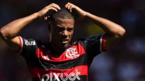 Mesmo lesionado, De La Cruz quer jogar no Flamengo em La Paz