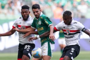 Palmeiras vence São Paulo com gol milagroso de Flaco