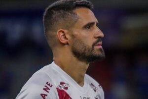 Renato Augusto não consegue jogar e Fiel não perdoa