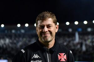 Sforza vira manchete por atitude em Vasco x Atlético-GO