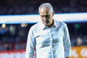 Tite alerta jogadores do Flamengo após gol sofrido contra o São Paulo