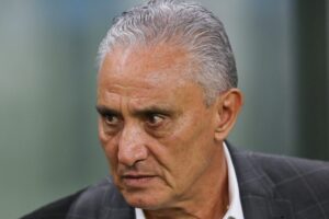 Torcedores do Flamengo criticam Tite por escalação de Allan