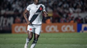 Torcida do Vasco critica Léo Pelé