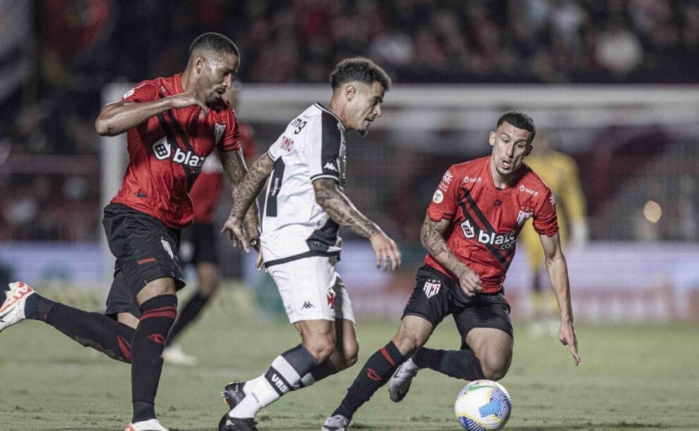 Torcida do Vasco detona atuação de Coutinho e pede Payet titular