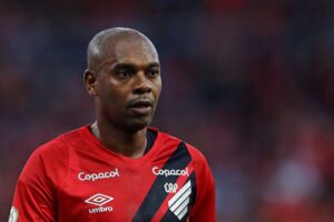 Vasco libera meia para jogar com Fernandinho no Athletico