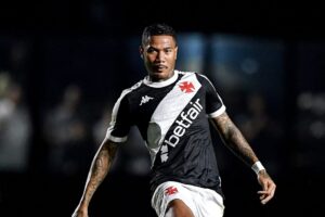 Zé Gabriel falha no gol de empate e torcida do Vasco fica na bronca