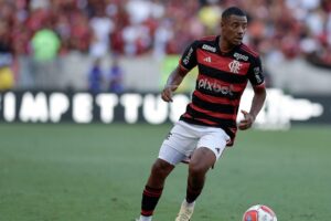 De La Cruz realiza mais um treino com bola no CT do Flamengo