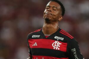 Flamengo afirma que Carlinhos foi alvo de racismo em jogo contra Grêmio