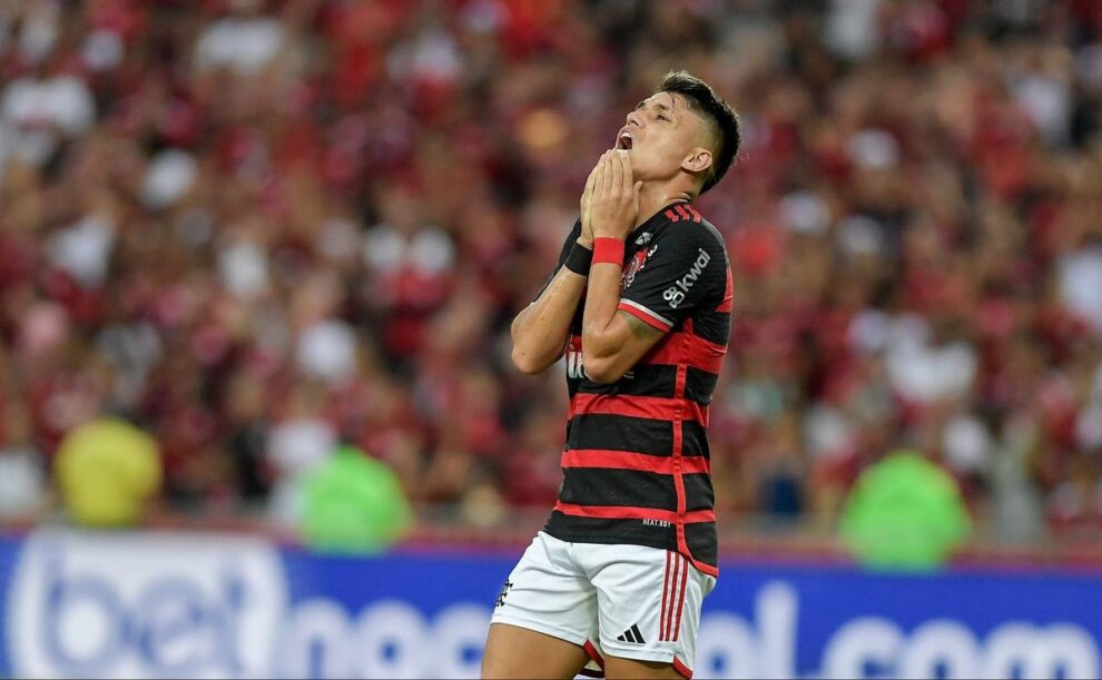 Luiz Araújo sente dores no joelho no clássico