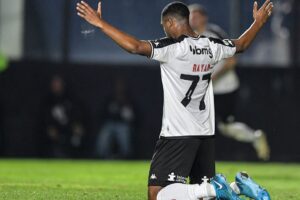 Rayan vira vilão da torcida em Athletico x Vasco por expulsão: “Coisa de moleque”