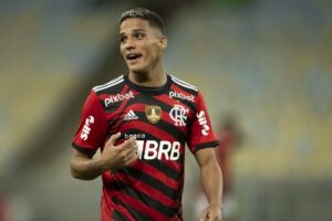 Thiaguinho retorna ao Flamengo, mas não está nos planos de Tite