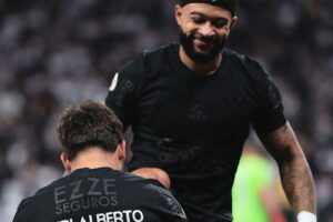 Memphis Depay e Yuri Alberto estão entrosados no Corinthians: “Conseguiu sustentar” 