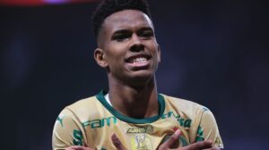 Volta de Estevão barra meio-campista do Palmeiras do time titular de Abel Ferreira 